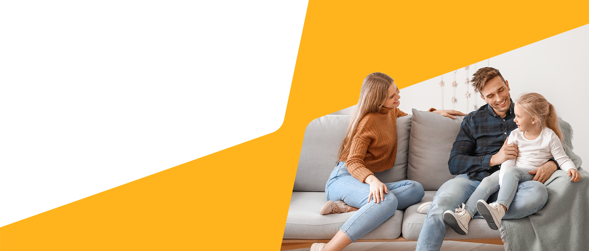 Familie sitzt auf einer Couch